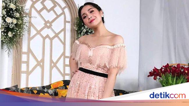 7 Gaya Nagita Slavina di Pernikahan Sule, Bahu Terbukanya Jadi Atensi