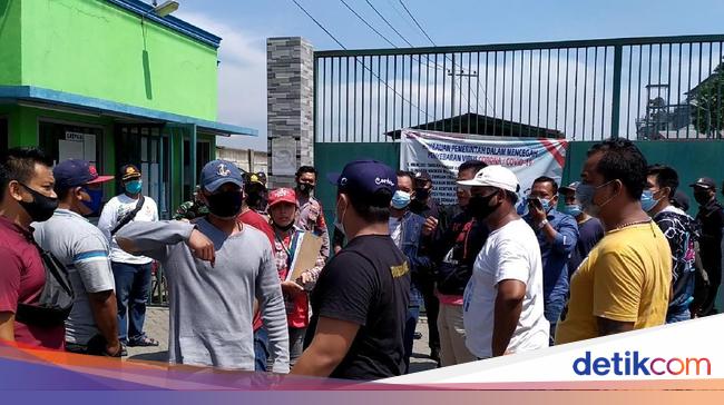 Warga Demo Pabrik Karton Di Mojokerto Tuntut Kompensasi Dan Pekerjaan