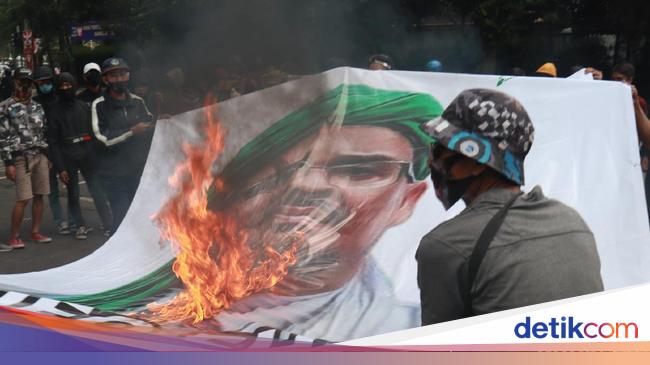 Demonstran Bakar Baliho Habib Rizieq di Bandung