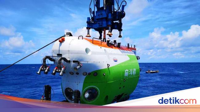 China Touches the Deepest Point on Earth and Digs the Moon