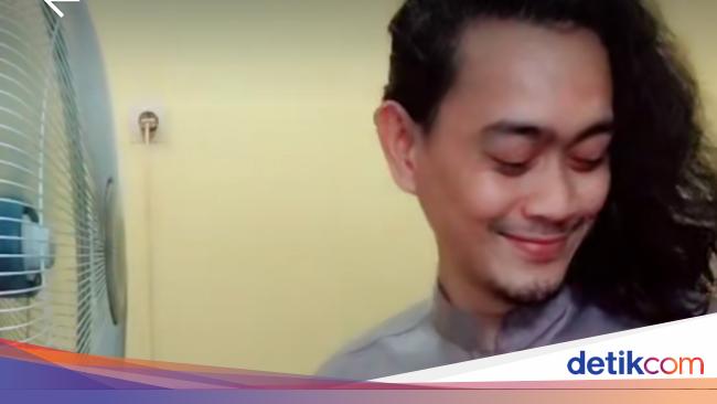 Lagi Asyik Makan Pria Gondrong Ini Baper Sama Kipas Angin Lagi Asyik Makan Pria Gondrong Ini Baper Sama Kipas Angin