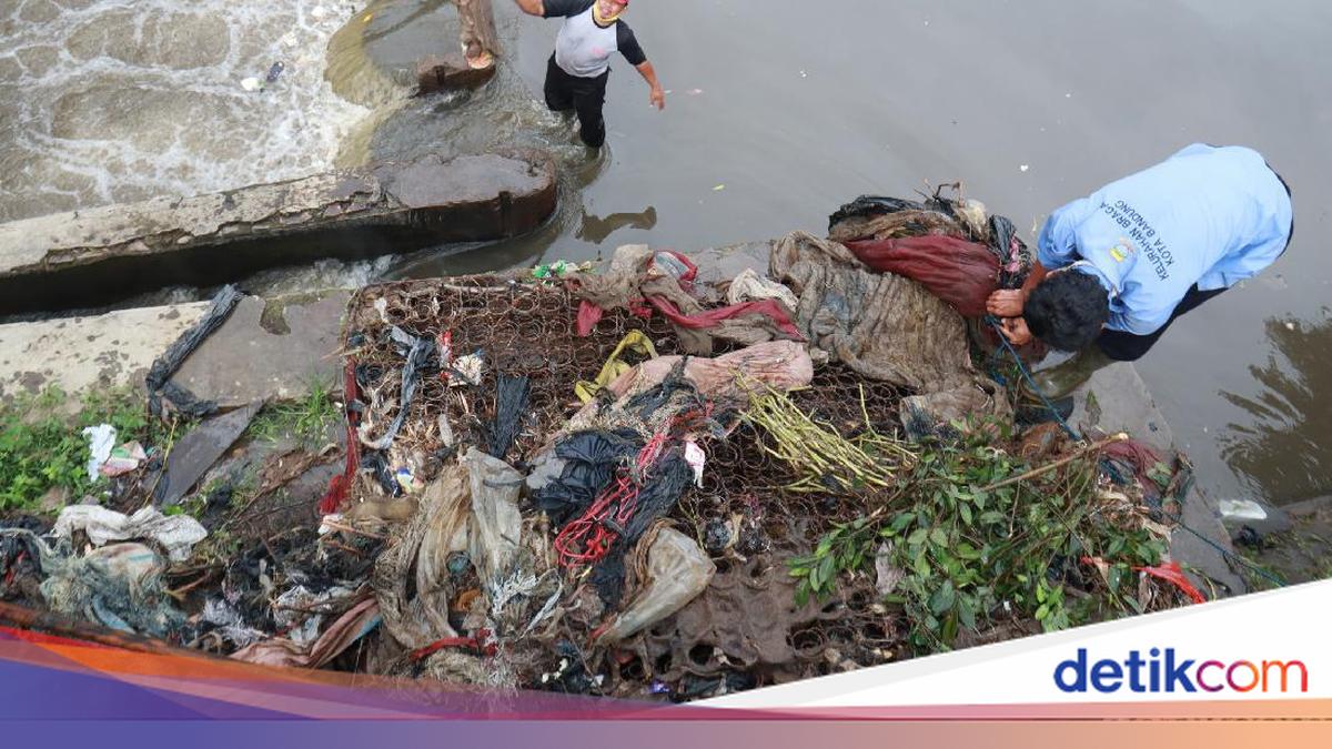 Api Rimsha Kasur Bandel, Warga Bandung Masih Buang Kasur-Bantal ke Sungai