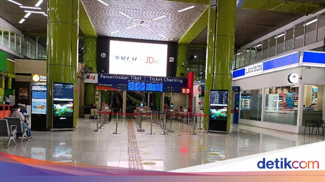 Jelang Libur Natal dan Tahun Baru, Stasiun Gambir Terpantau Sepi