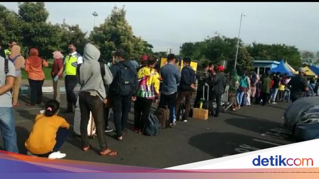 Antre Rapid Antigen Di Bandara Juanda Hingga Penumpang Tertinggal Pesawat Antre Rapid Antigen Di Bandara Juanda Hingga Penumpang Tertinggal Pesawat
