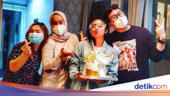 Manisnya Dewi Persik Saat  Makan Strawberry dan Rayakan 