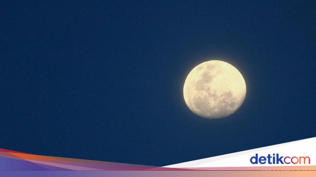 The Moon Should Be Considered a Planet, Researchers Say