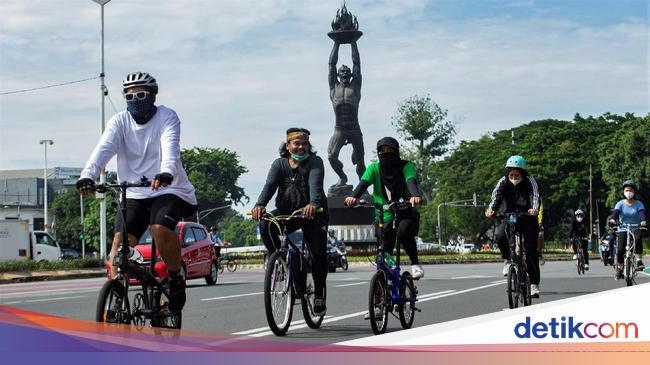 Warga Jakarta  Ramai ramai Bersepeda  di  Minggu Pertama 2022