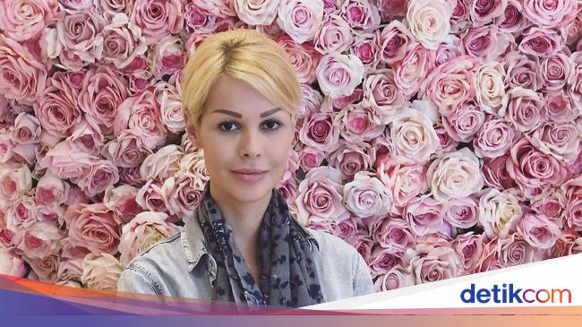 Foto: Begini Hidup Wanita Cantik Eks Kittens Harun Yahya ...