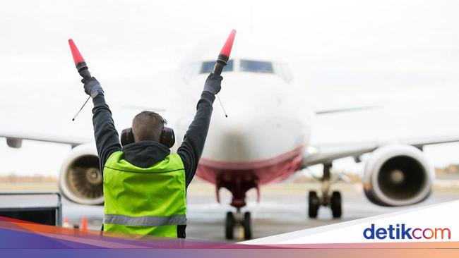 Mengenal Marshaller Si Tukang Parkir Pesawat Berapa Gajinya Mengenal Marshaller Si Tukang Parkir Pesawat Berapa Gajinya