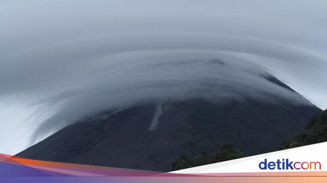 Pesawat terbang melewati awan lentikular