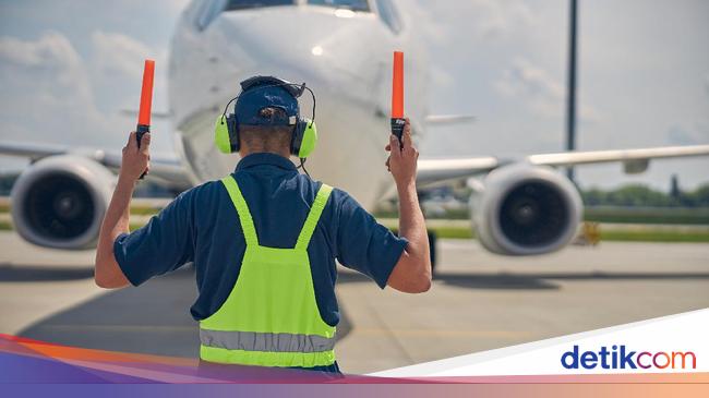 5 Fakta Dan Syarat Jadi Marshaller Si Tukang Parkir Pesawat 5 Fakta Dan Syarat Jadi Marshaller Si Tukang Parkir Pesawat
