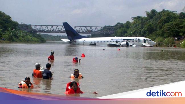 19 Tahun Lalu, Pesawat Garuda GA421 Mendarat Darurat di Bengawan Solo