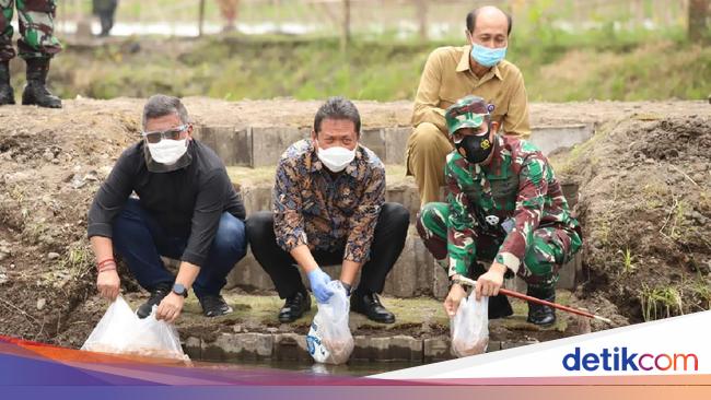 Menteri Sakti Wahyu Trenggono Tebar Benih Ikan di Yogyakarta