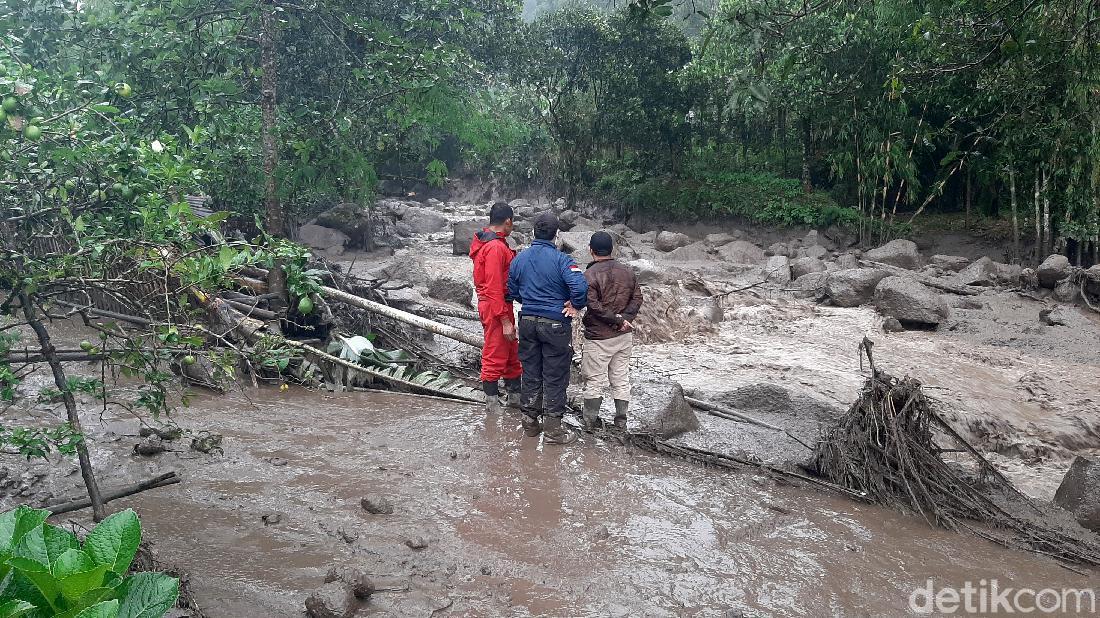 Detik-detik Dahsyatnya Banjir Bandang Terjang Gunung Mas Puncak