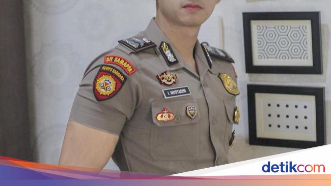 Intip Momen Ngopi Polisi Ganteng yang Kekar Mirip Model
