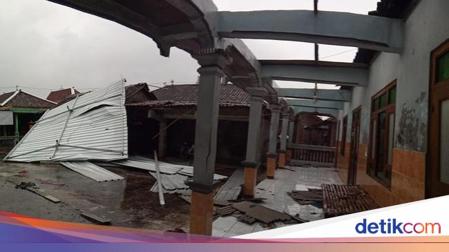 Pohon Tumbang Atap Rumah di Sukoharjo Rusak Diterjang Pohon Tumbang Atap Rumah di Sukoharjo Rusak Diterjang