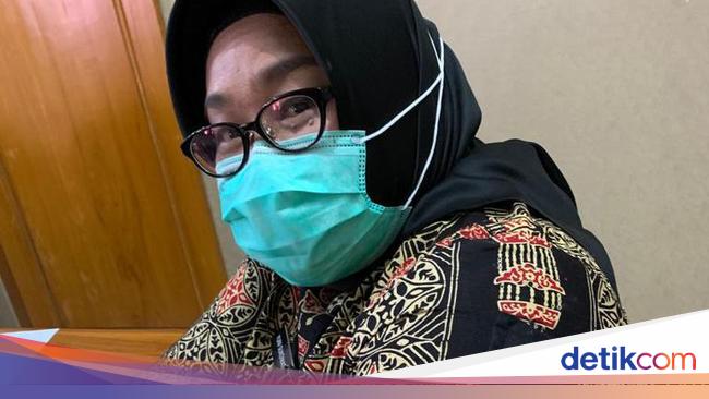 Gaya Bupati Sragen Pakai Baju Muslim Unik Saat Suntik Vaksin Corona