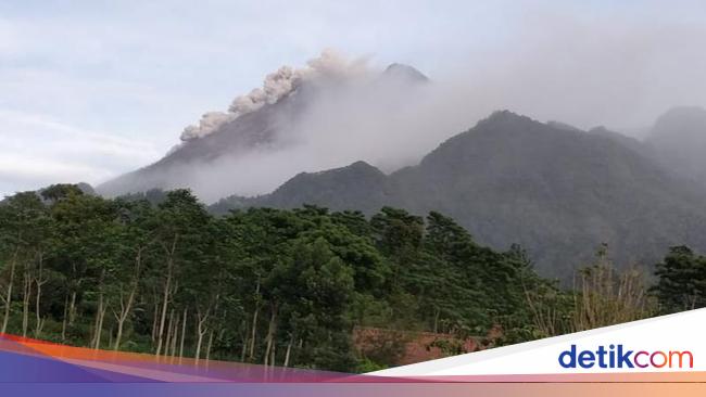 Hujan Abu Erupsi Guyur Desa KRB Gunung Merapi di Klaten
