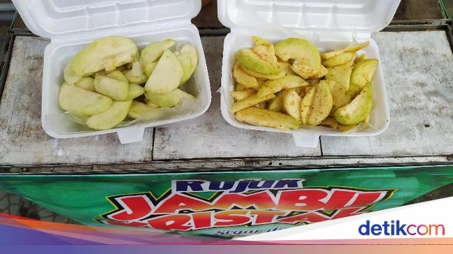 Krenyes Segar Rujak Jambu Kristal yang Lagi Hits di Ciamis