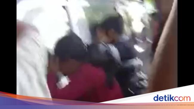 Pasangan Selingkuh Di Sampang Kepergok Mesum Dalam Mobil Salah Satunya Pns 