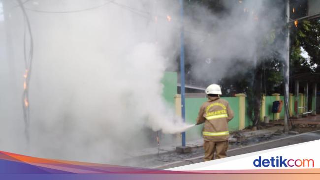  Kabel  Optik Terbakar  di Jagakarsa Jaksel Diduga Akibat 