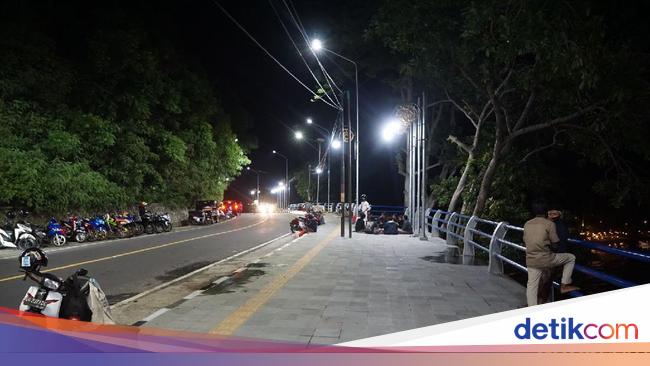 Suasana Malam Minggu yang Sepi di Sekitar Pantai Senggigi Suasana Malam Minggu yang Sepi di Sekitar Pantai Senggigi