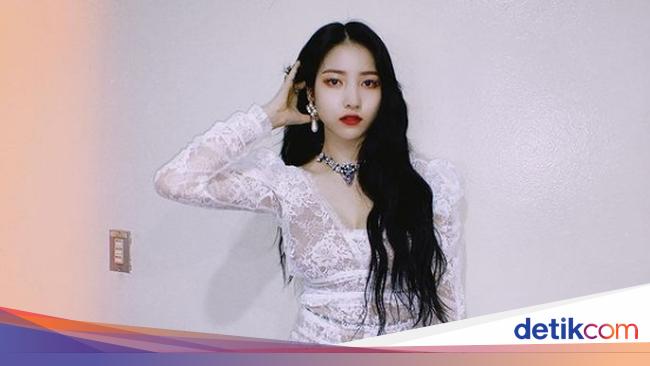 8 Potret Sowon, Idol KPop yang Dikecam karena Foto Mesra Bareng Patung Nazi