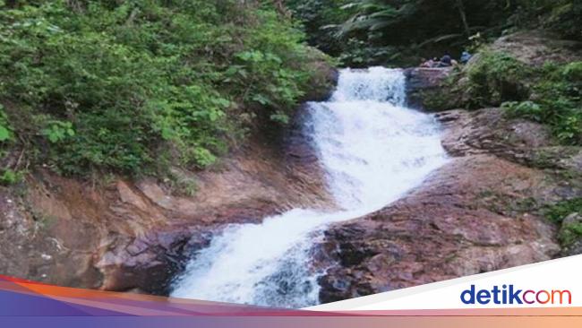 Menikmati Segarnya Air  Terjun  Telago Jando di  Jambi 