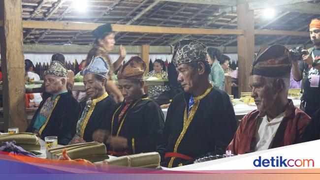 Orom Sasadu, Upacara Makan Bersama Roh Leluhur