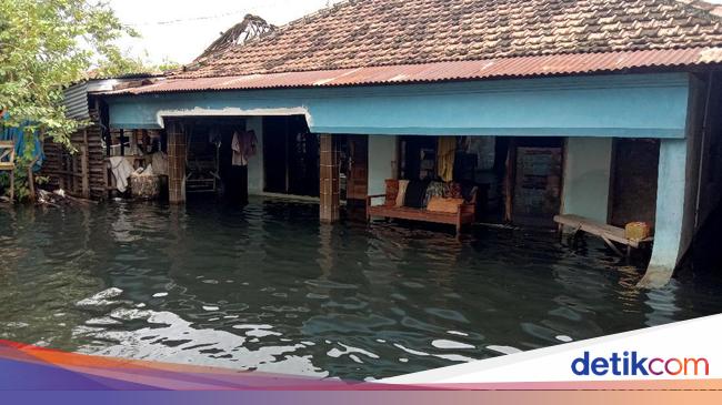 Penampakan Banjir di Kudus yang Berwarna Hitam dan Berbau