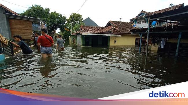 Ngeri Banjir Berwarna Hitam Berbau Busuk Di Kudus Terus Meninggi