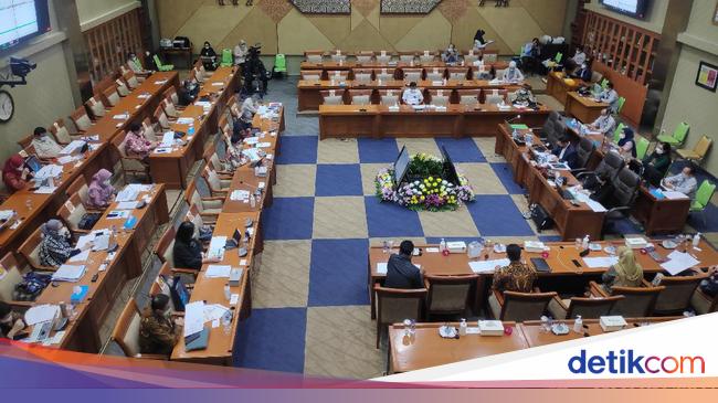 DPR Members Complain about the New Chairs in the Meeting Room: This Is Uncomfortable