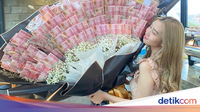 9 Foto Wanita Yang Viral Karena Dihadiahi Pacar Mobil And Buket Uang 10 Juta