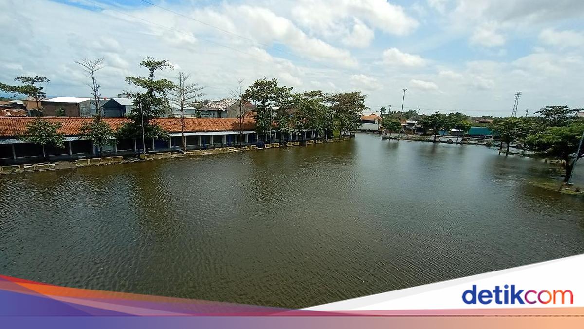 Terminal Jati Kudus Masih Kebanjiran
