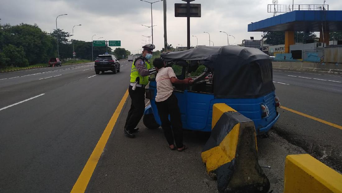 Sopir Bajaj Nyelonong Masuk Tol Janger Berujung Ditegur Polisi