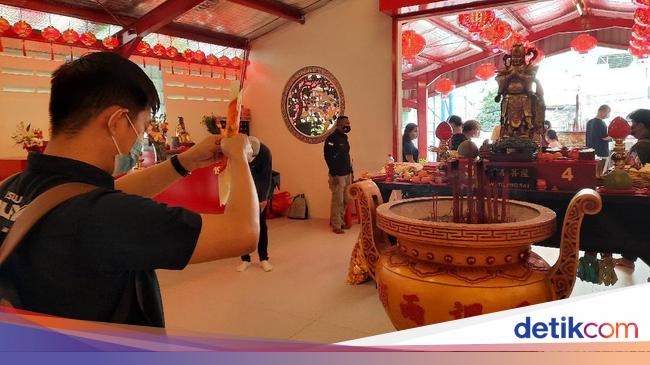 Ibadah Imlek di Glodok Tetap Berjalan dengan Protokol Ibadah Imlek di Glodok Tetap Berjalan dengan Protokol