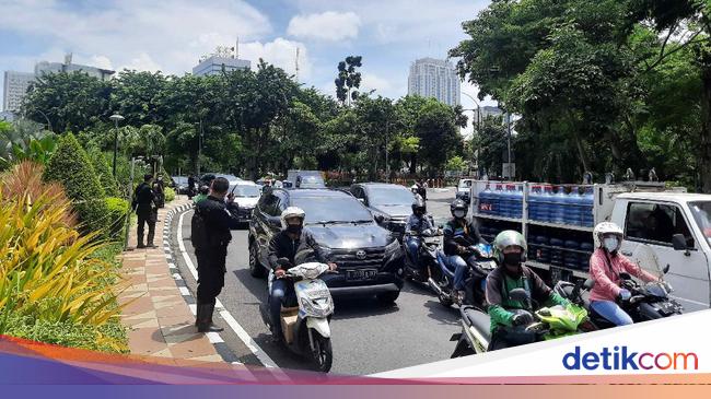 Satu Jalur Ditutup Saat Kebakaran di Samping Toko  Buah  Satu Jalur Ditutup Saat Kebakaran di Samping Toko  Buah