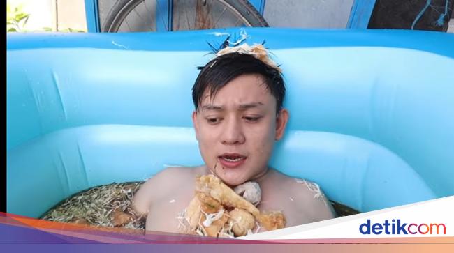 Aksi Gokil Youtuber Makan Bakso 30 Kg Hingga Berendam Bakso