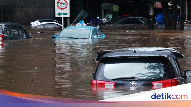 7 Cara Selamatkan Mobil yang Terendam Banjir: Jangan Langsung Dinyalain, Jangan!