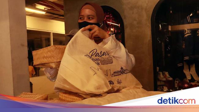 Peduli Lingkungan Pedagang Pasar Kosambi Tidak Gunakan Kantong Plastik 8002