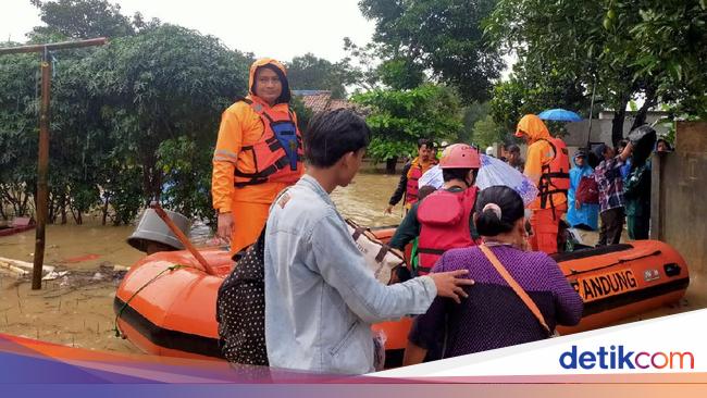 Tim Sar Gabungan Evakuasi Ratusan Warga Terdampak Banjir Karawang