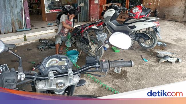 Banjir Karawang Tukang Bengkel Motor Ini Raup Cuan Banyak