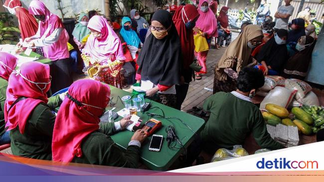 Warga Antre Bansos Non Tunai di Kota Tangerang Warga Antre Bansos Non Tunai di Kota Tangerang