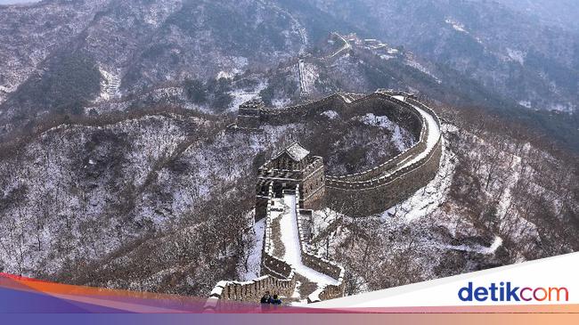 The Great Wall of China collapses as a result of the 6.9 M Earthquake in Qinghai