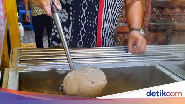 Bakso Raksasa Telagasari Punya Nama Menu Unik Dan Tempat Lesehan Nyaman