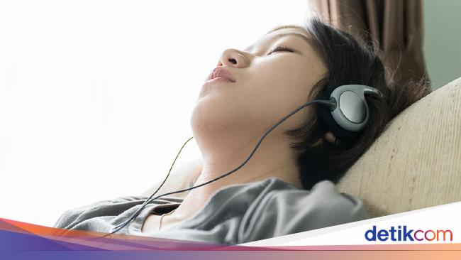 Awas Dokter Ingatkan Bahaya Tidur Pakai Earphone