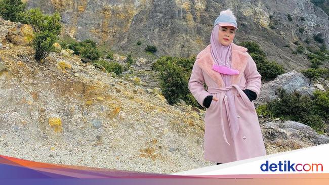 7 Foto Gaya April Jasmine Naik Gunung Istri Ustaz Solmed 7 Foto Gaya April Jasmine Naik Gunung Istri Ustaz Solmed