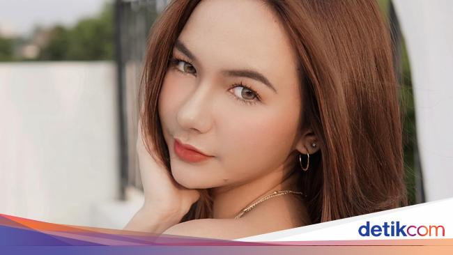 Pose Menggoda Monica Muller