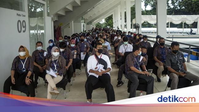 Giliran Pegawai Bumn Antre Vaksinasi Corona Di Istora Senayan