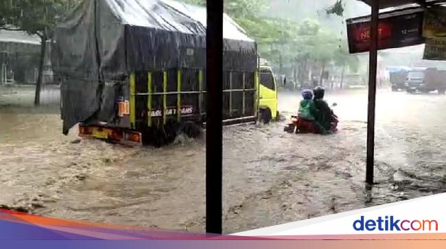 Jalan di Trenggalek ini Langganan Banjir Tapi Penyebabnya Tak Pernah